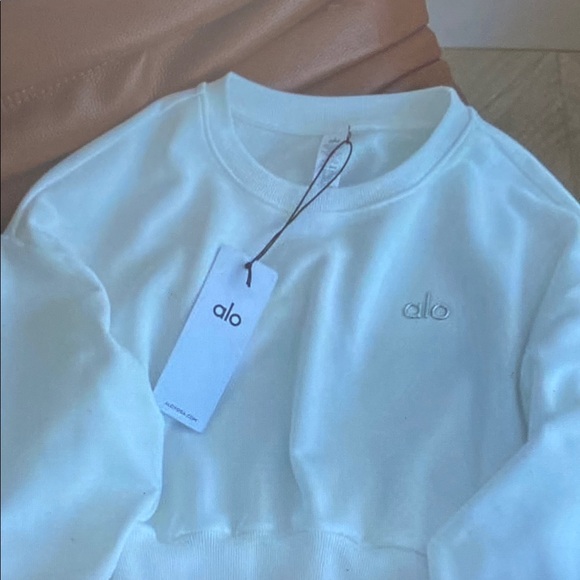 ALO Yoga White Pink Athletic Shorts and Sweatshirt Set - Picture 4 of 6